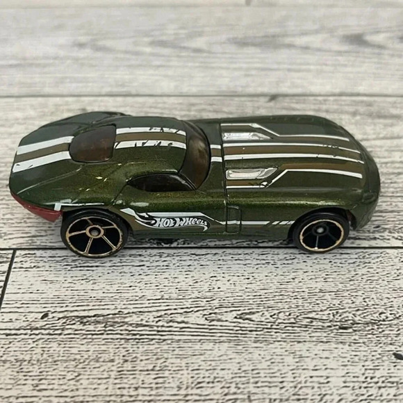 2008 Mattel Hot Wheels Fast FeLion Metallic Green Sports Car 1:64 Diecast - Picture 1 of 7